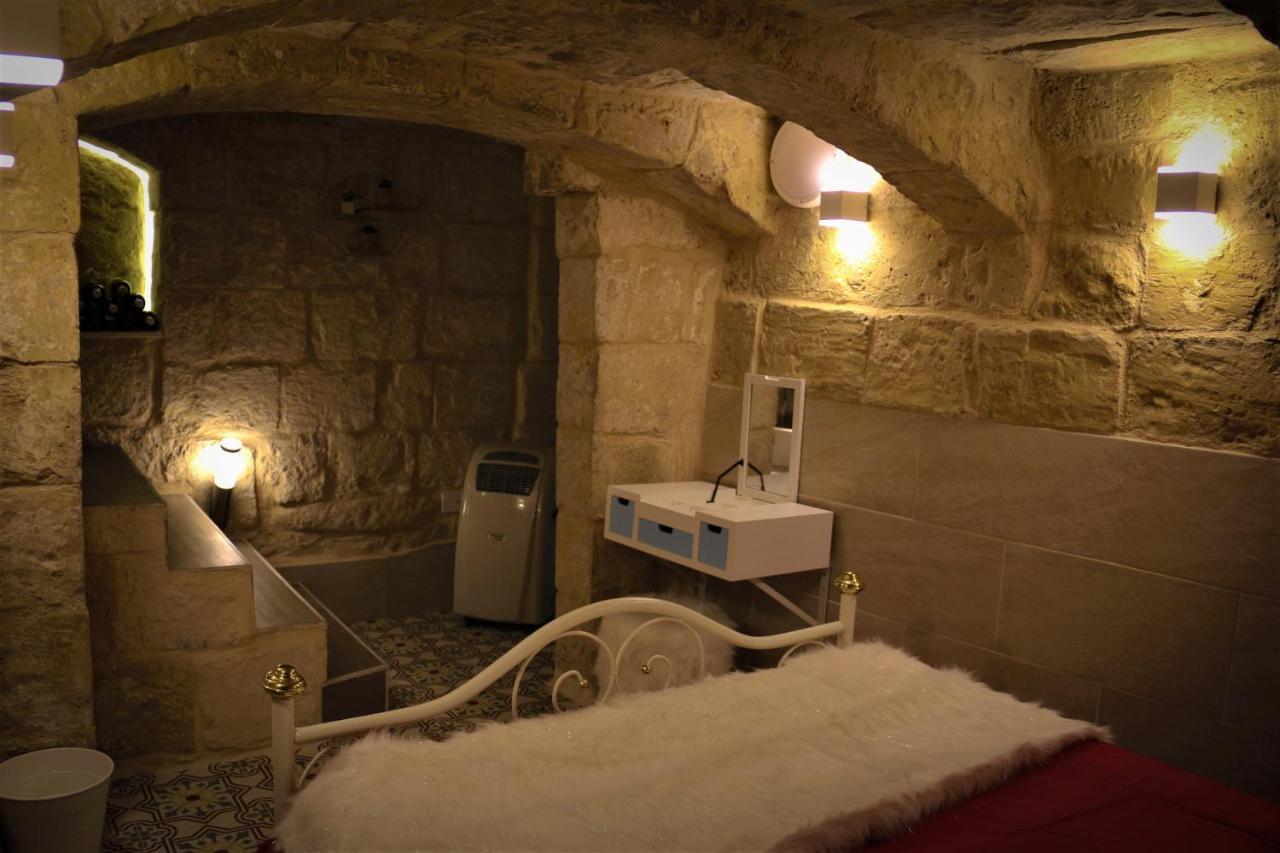 Malta'S Naughtiest Cabaret Daire Il-Furjana Dış mekan fotoğraf