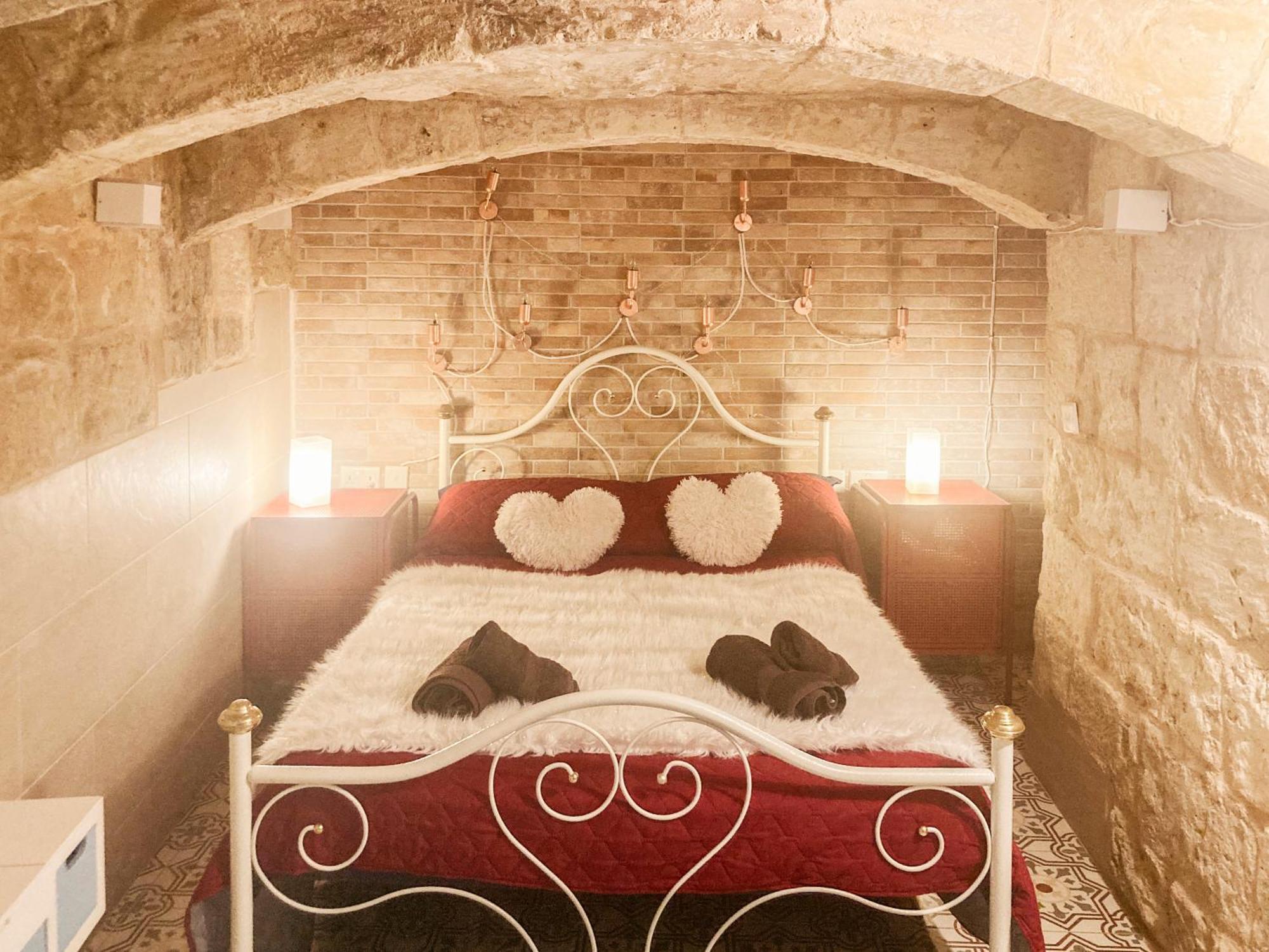 Malta'S Naughtiest Cabaret Daire Il-Furjana Dış mekan fotoğraf