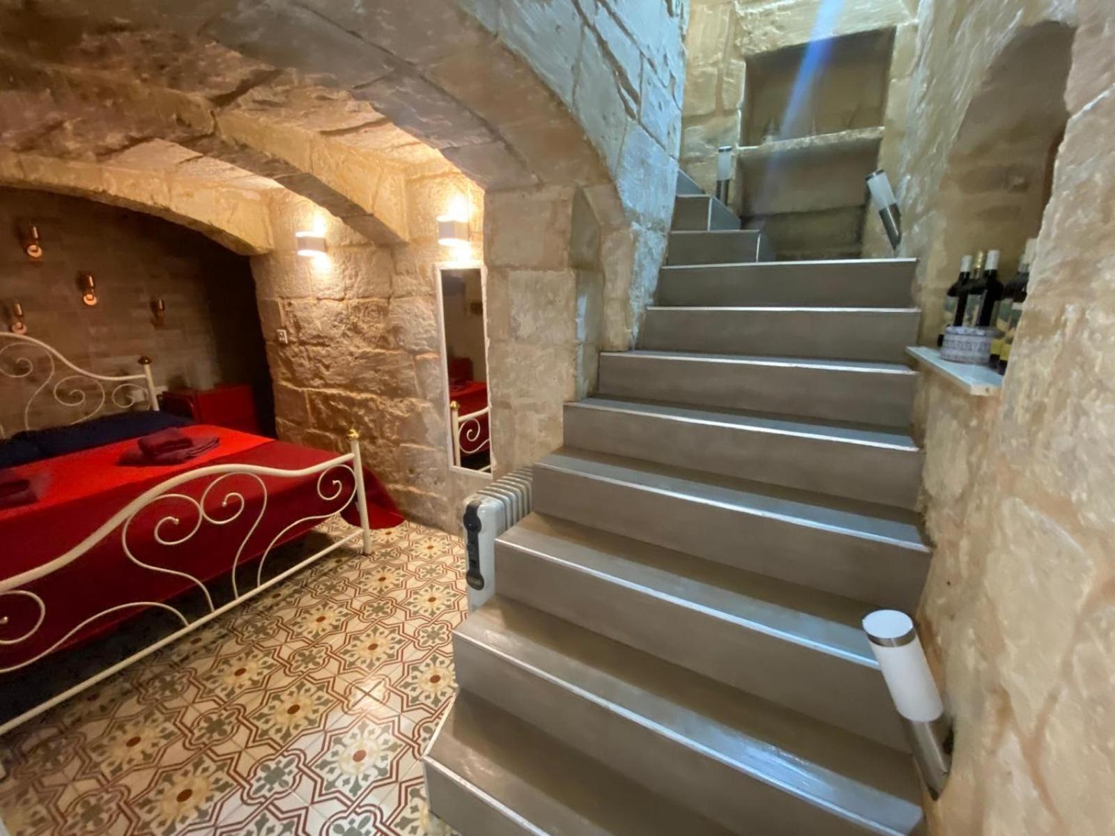 Malta'S Naughtiest Cabaret Daire Il-Furjana Dış mekan fotoğraf